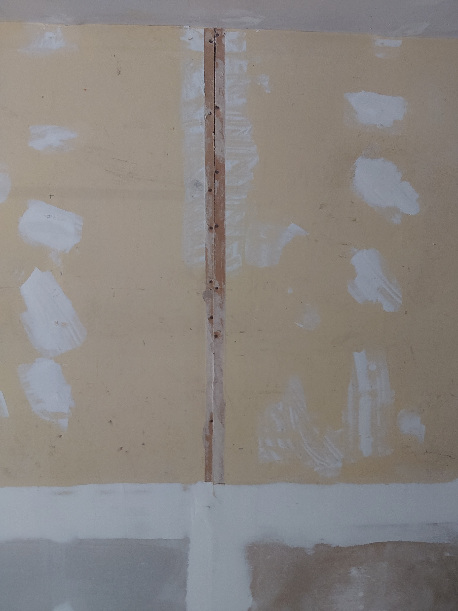 exposed-drywall-joint-seam.jpg